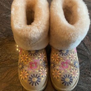 Super rare limited edition ugg flower boots sand beige and pink